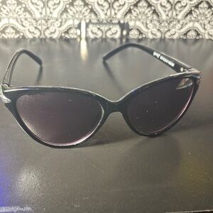 Elegant Black Cat-Eye Sunglasses